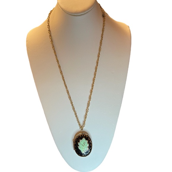 Black enamel gold tone locket and Monet gold tone chain - Picture 6 of 8